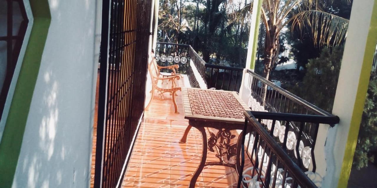 Woodside And Cafe *