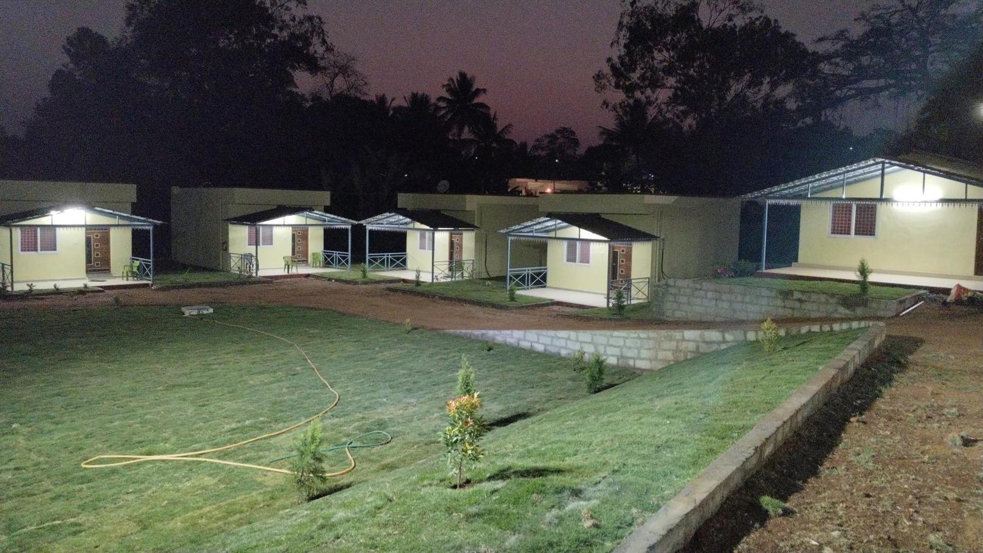 Js And Restaurant Hotel Yelagiri