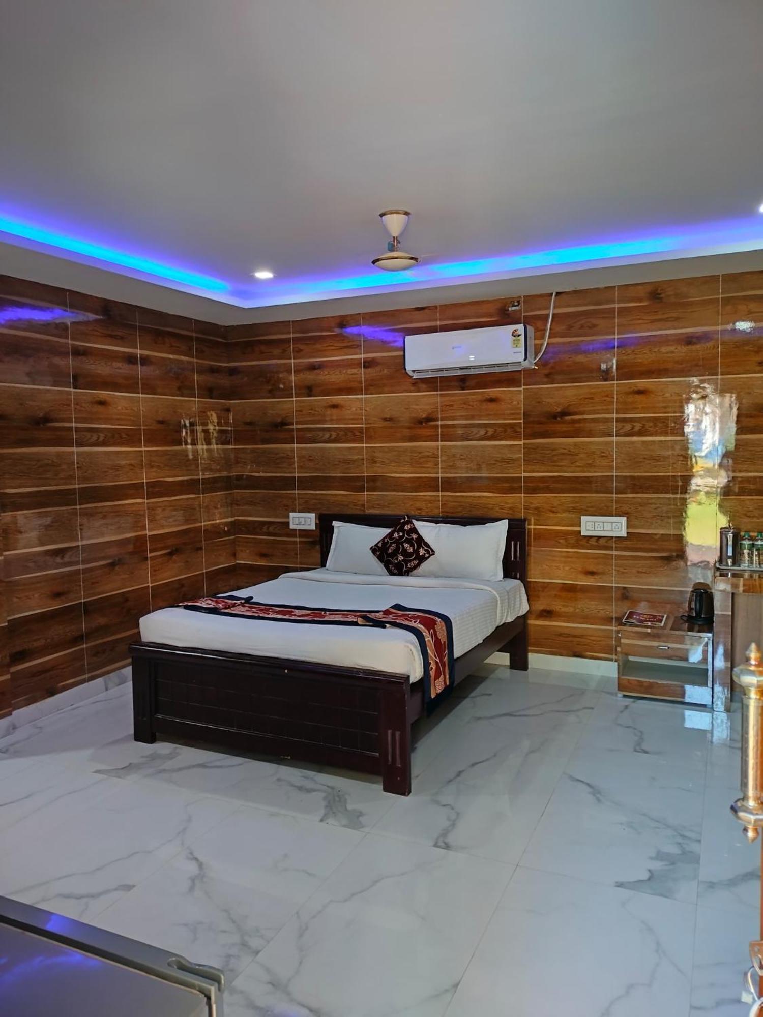 Thavika Onila Yelagiri