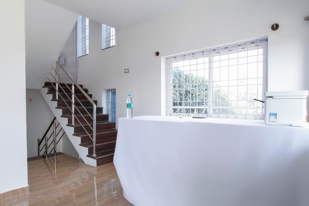 Oyo 69141 White Palace -
