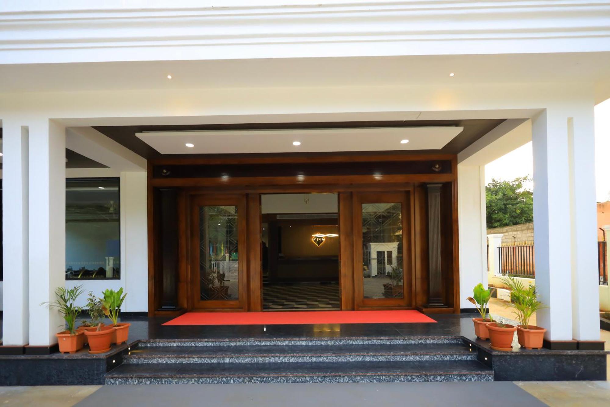 J S Grand Hotel